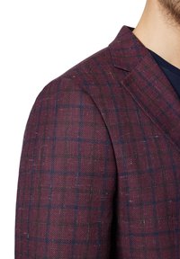Burgundzkie marynarka w kratę z teksturowanej tkaniny, z granatowym wzorem siatki. Wyraźne detale to dopasowany kołnierz i wyraźne ramiona.