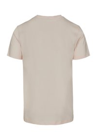 Lyserød bomulds t-shirt med rund hals og korte ærmer. Glat tekstur og en ensfarvet ryg uden mønstre eller synlige sømme.