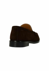 Bruine suede instappers met een ronde neus, lage zwarte hak en subtiele stiksels langs de rand. Gladde leren voering aan de binnenkant.