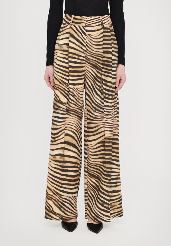 RELAXED OVER - Stoffhose - marzapan