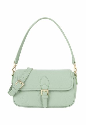 Sac à bandoulière en cuir vert clair avec motifs circulaires embossés, fermeture à boucle dorée et sangle réglable sur fond blanc.