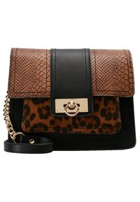 Sac à main en imprimé serpent marron avec un rabat en cuir noir, doté d'une fermeture à boucle en métal doré et d'un accent en imprimé léopard. Comprend une bandoulière chaîne.