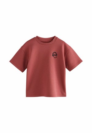 Rust-rød t-shirt med korte ærmer, rund halsudskæring og lille sort hoved med høretelefoner-logo på venstre bryst.
