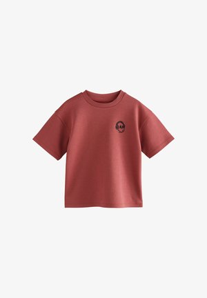 Rust-rød t-shirt med korte ærmer, rund halsudskæring og lille sort hoved med høretelefoner-logo på venstre bryst.