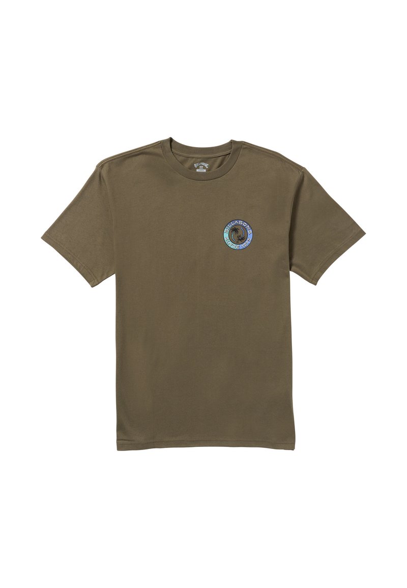 Camiseta de algodón verde oliva con cuello redondo y mangas cortas. Presenta un logotipo gráfico circular azul y negro en el lado izquierdo del pecho.