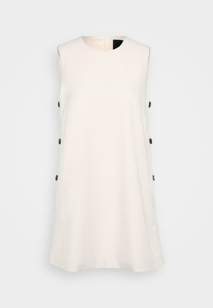 Vestido blanco sin mangas con escote redondo, botones laterales y silueta recta. Tela suave con un brillo sutil. Detalle de cremallera en la parte posterior.