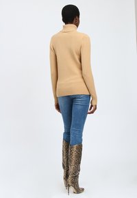 INFLUENCER TURTLENECK - Maglione - camel