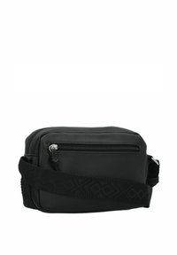 Bolso cruzado de cuero negro con un acabado texturizado, bolsillo frontal con cremallera y una correa trenzada de patrón. Forma rectangular, diseño compacto.