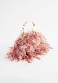 Sac à plumes rose avec une surface douce et texturée ; doté de deux anses en métal doré et de détails en plumes superposées. Forme compacte et arrondie.