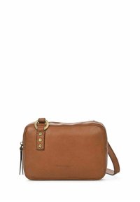 Bolso cruzado rectangular de cuero marrón con un anillo dorado y tres tachuelas doradas cerca del cierre de la cremallera superior.
