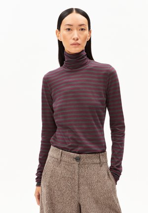 Pull à col roulé à manches longues en bordeaux avec des rayures grises, en tissu doux. Associé à un pantalon taille haute en brun texturé avec des détails de boutons.