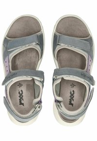 Šedé sandály s nastavitelnými popruhy, s semišovou texturou, polstrovanou stélkou a bílou gumovou podrážkou. Obsahují fialové akcenty a jsou určeny pro široký střih.