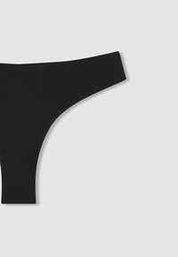 Perizoma nero in tessuto liscio, caratterizzato da un design minimalista e una cintura ampia, tagliato per una vestibilità snella.