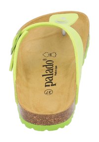 Grønne og gule flip-flop sandaler med en kork fodseng, bløde stropper og tekstureret sål. Brandlogoet er synligt inde i sandalen.