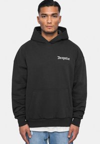 Schwarze Kapuzenjacke mit einer Fronttasche und gerippten Bündchen. Auf der linken Brust ist der weiße Schriftzug "Dropsize" zu sehen. Hergestellt aus einem weichen Stoff.
