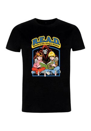 Camiseta de algodón negra con una colorida impresión gráfica de niños leyendo, una figura de calavera y velas. El texto arriba dice "R.E.A.D." en amarillo.