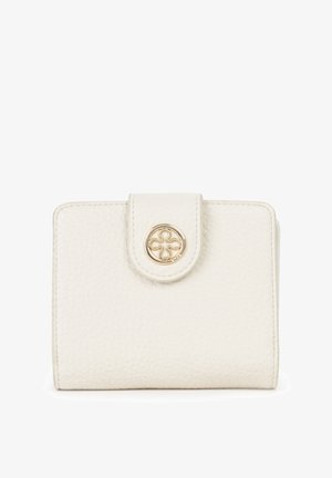 Cartera de cuero blanco texturizado con un cierre circular dorado con diseño floral en la correa frontal, mostrada sobre un fondo liso.
