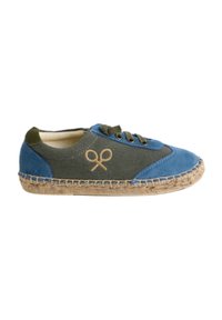 Zapatilla espadrille con parte superior de lona azul y oliva, punta redonda y costuras decorativas en color marrón claro. Presenta una suela de yute texturizada.