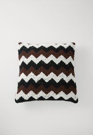 Cuscino quadrato textured con un motivo a zigzag nei colori marrone, bianco e nero, caratterizzato da una superficie tattile e un contrasto di colori distintivo.