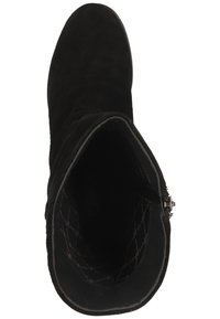 Bottines en daim noir avec une texture lisse, un bout arrondi et une fermeture éclair argentée sur le côté. Doublées d'un tissu intérieur à motifs.