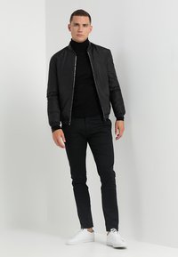 Armani Exchange Sweter