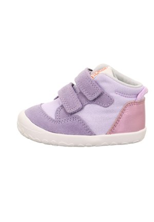 Scarpetta morbida viola e rosa per bambino piccolo con due strisce in Velcro e suola bianca con texture, mostrata di lato su sfondo bianco.