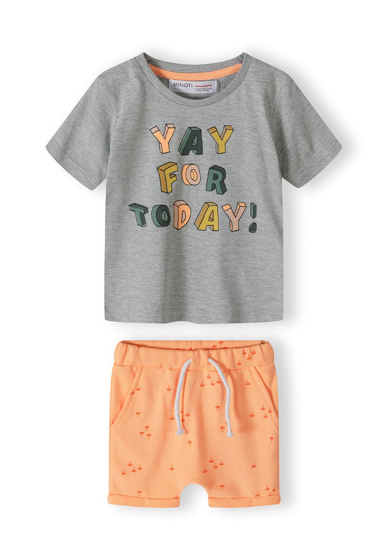 Pelēka kokvilnas T-kreklu ar uzrakstu "YAY FOR TODAY!" krāsainās burtos, apvienota ar oranžām šortiem, kas rotātas ar maziem palmu zīmējumiem un šņorēm.