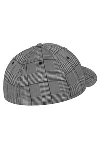 Grijs en zwart geruite pet met een ronde kroon, korte klep en ventilatiegaten. Gemaakt van stof met een gemêleerd patroon.