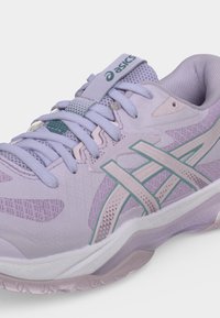 Ανοιχτό μωβ αθλητικό παπούτσι Asics με τιρκουάζ λεπτομέρειες, επάνω μέρος από πλέγμα και συνθετικό υλικό, κλείσιμο με κορδόνια και μαλακή σόλα.
