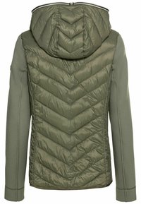 Giacca verde oliva con una parte posteriore a sacco e trapuntata a zigzag e cappuccio. Presenta maniche aderenti e una texture di tessuto liscia.