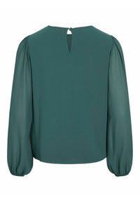 Blusa teal con tela suave y translúcida, mangas largas abullonadas y un abertura en forma de llave en la parte posterior, con un escote sencillo y puños fruncidos.