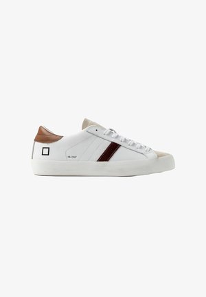 Hvide lædersneakers med en brun læderhæl og en tekstureret beige tå. Har en mørkerød stribe og hvide snørebånd. Gummisål.