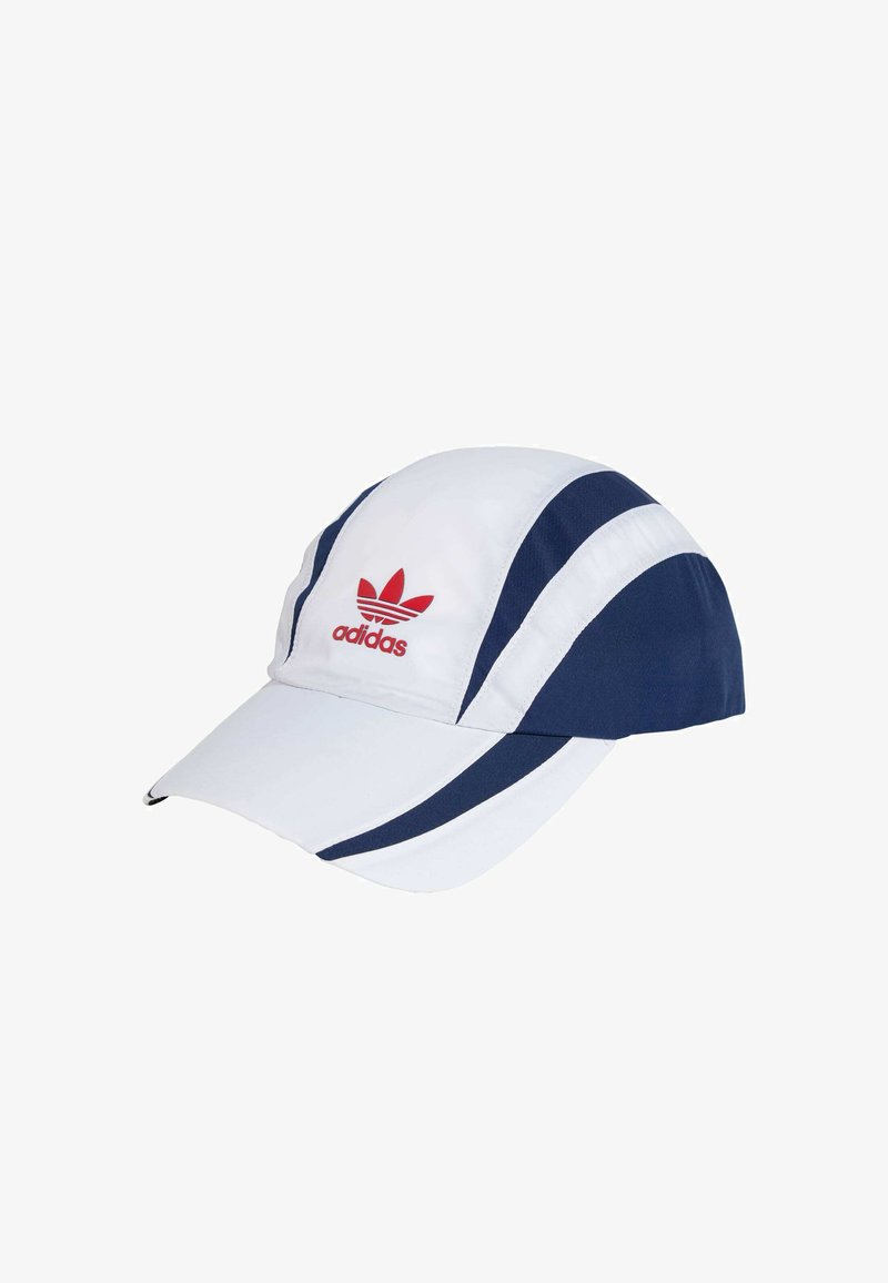 Λευκό καπέλο με ναυτικές λεπτομέρειες, καμπυλωτό γείσο και κόκκινο λογότυπο Adidas. Διαθέτει κομψό σχέδιο με αντίθετες ρίγες στα πλάγια.