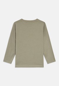 Langärmeliges Hemd in gedämpftem Grün. Weicher Stoff mit einfachem Rundhalsausschnitt und geradem Saum. Schlichtes Design, ohne Muster oder Verzierungen.