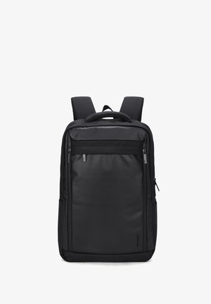 Sac à dos noir fabriqué en tissu durable, doté d'un design minimaliste, de bretelles rembourrées, d'une poignée supérieure et de plusieurs poches zippées.