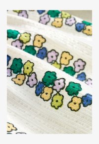 Neselectat, cream flowers