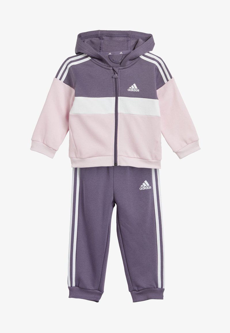 Tuta Adidas viola e rosa con felpa con zip, striscia bianca sul petto e pantaloni abbinati con strisce laterali.