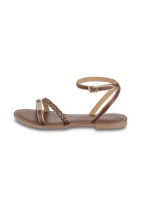 Sandale en cuir brun avec des brides tressées et une sangle à la cheville avec boucle ajustable ; semelle plate avec surpiqûres contrastées.