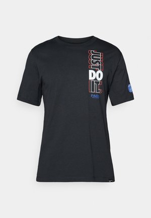 Schwarzes Baumwoll-T-Shirt mit kurzen Ärmeln. Mit auffälligem vertikalen "JUST DO IT!"-Text in Rot und Weiß sowie einem blauen Logo auf dem Ärmel.