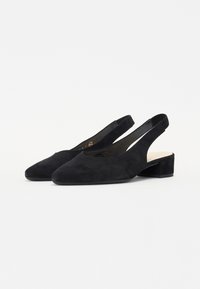 Chaussures slingback en daim noir avec un petit talon bloc, un design à bout pointu et des côtés ouverts. Texture douce avec un détail minimaliste.