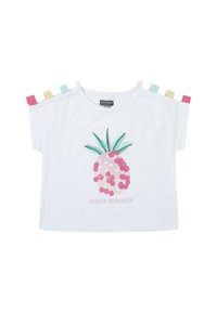 Camisa blanca de manga corta con un gráfico de piña rosa y el texto "DISFRUTA DEL VERANO". Acentos coloridos en rojo, azul y amarillo en los hombros.