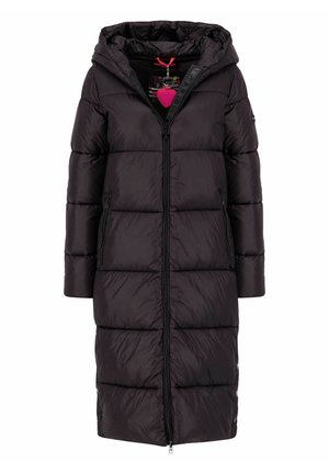 Long manteau matelassé noir avec capuche, fermeture éclair devant, poches latérales et un petit porte-clés en forme de cœur suspendu au col.