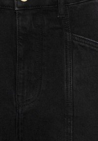 Pantalones vaqueros negros de denim con cintura alta, que cuentan con un cierre de botón dorado, bolsillos frontales diagonales y costuras laterales planas. Tejido texturizado.