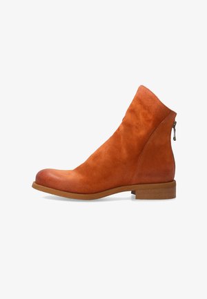 Knöchelhoher brauner Wildlederstiefel mit niedrigem Holzabsatz und Reißverschluss hinten auf weißem Hintergrund.