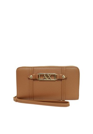 Portafoglio da polso in pelle marrone con logo AX in metallo dorato e chiusura a zip, dotato di cinturino da polso removibile.