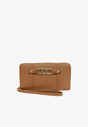 Portafoglio da polso in pelle marrone con logo AX in metallo dorato e chiusura a zip, dotato di cinturino da polso removibile.