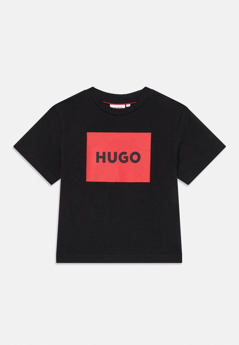 T-shirt de algodão preto com um logotipo retangular vermelho proeminente, com a palavra "HUGO" em letras pretas em negrito ao centro. Mangas curtas.