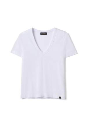 Camiseta blanca de manga corta con cuello en V, con una pequeña etiqueta negra y dorada cerca del dobladillo y una etiqueta negra de la marca en el interior del cuello.