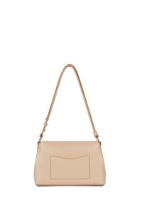 Sac à main en cuir beige avec une texture douce, de forme rectangulaire, une bandoulière ajustable et une poche avant avec un bord supérieur incurvé.