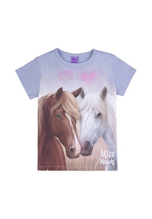 T-shirt lavanda a maniche corte con la stampa di un cavallo marrone e bianco che si sfiorano i musi, cuori rosa sopra e scritta "Miss Melody" sul davanti.